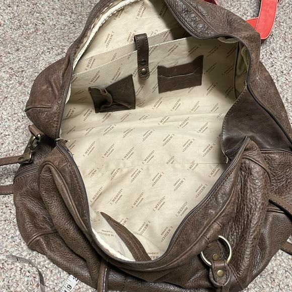 I Medici itilian leather duffle bag with padded handles & detachable crossbody - Picture 9 of 12
